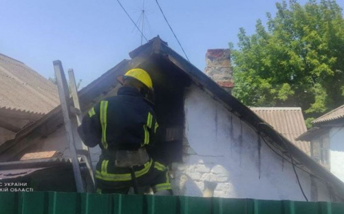 В Мариуполе во дворе частного дома вспыхнул пожар