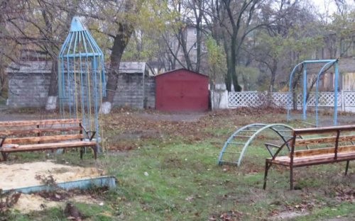 В мариупольский двор вернулись лавочки, уничтоженные жильцами из-за шумных бесчинств (ФОТО)