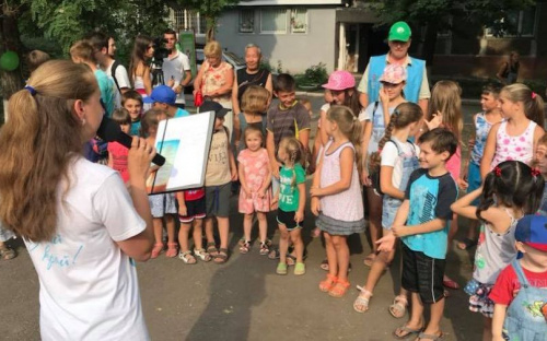 В Мариуполе накануне Дня металлурга дети тестировали новые качели и получали призы (ФОТО)