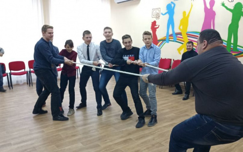 «Healthy Schools: ради здоровых и радостных школьников»: как стронгмен лопал грелки на глазах у детей (ФОТО+ВИДЕО)