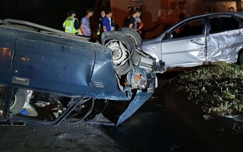 В Мариуполе легковушка врезалась в припаркованный автомобиль: пострадали шесть человек (ФОТО)