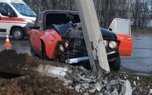 Помятое железо и разбитый столб: В Мариуполе легковушка попала в ДТП (ФОТО)