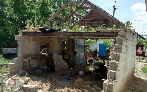 Старики в поселках под Мариуполем ждут смерти, не прячась в убежища (ФОТО+ВИДЕО)