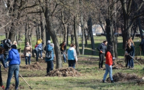 Субботнее утро мариупольских чиновников началось с уборки парка (ФОТО)