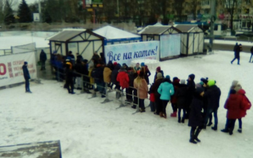 Субботнее утро мариупольцы решили провести на катке (ФОТО)