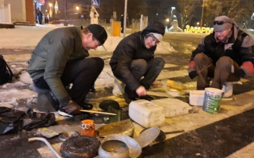 Уличные музыканты устроили необычный концерт в центре Мариуполя