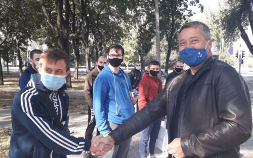 В Мариуполе с подарками провели призывников в армию