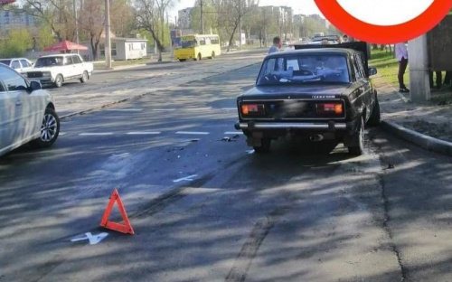 Лишился бампера: в Мариуполе две легковушки попали в аварию