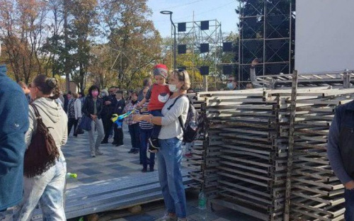 В День города скандал на Театральной площади Мариуполя (ФОТО)