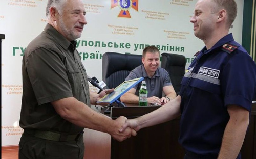 В Мариуполе Жебривский вручил спасателям награды и сертификат на 6 млн грн на спецтехнику (ФОТО+ВИДЕО)