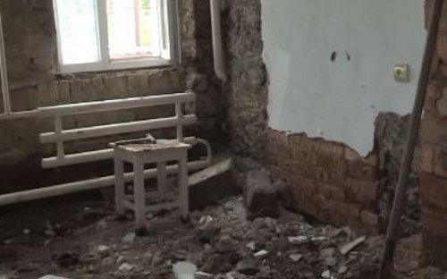 В Мариуполе после ливня разрушается жилой дом