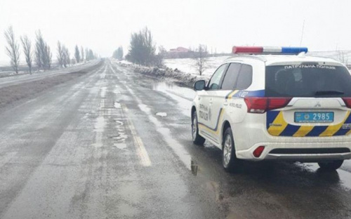 Полицейские в Мариуполе обследуют состояние дорог (ФОТО)