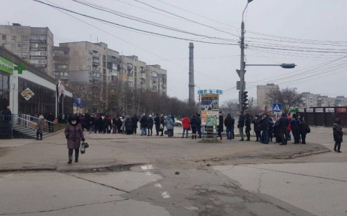 Мариупольцы выстраивают очереди задолго до открытия магазинов (ФОТОФАКТ)