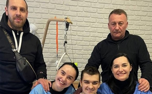Під бомбами стали хрещеними: історія двічі біженців, які врятували маріупольця з-під завалів