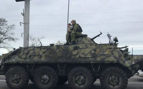 В Мариуполе столкнулись Toyota и БТР (ФОТОФАКТ)