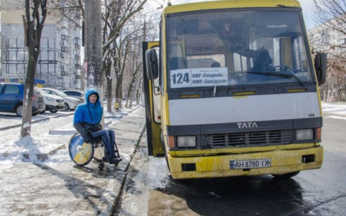 Мариупольский паралимпиец проверил доступность городского транспорта (ФОТО)