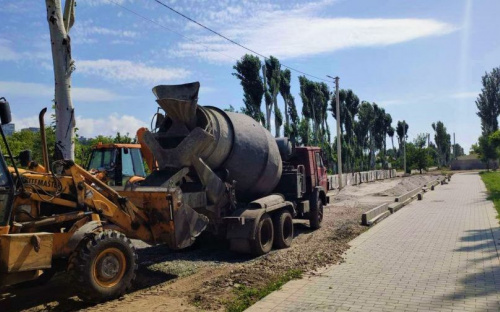 На левобережной набережной в Мариуполе появляются парковки и спортивные площадки