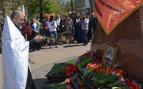 Мариупольцы с молитвой почтили память ликвидаторов на аварии на Чернобыльской АЭС (ФОТО)