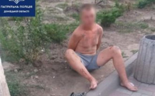 В центре Мариуполя нетрезвый мужчина кидался на прохожих с топором (ФОТО)