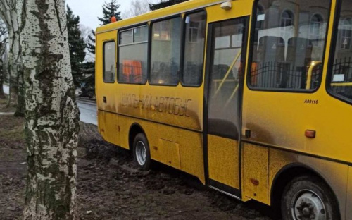 На Донетчине спасатели вытащили из грязи школьный автобус
