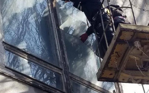 Водолазы спасали мариупольцев от падения на них стекол и бетонных элементов (ФОТО)  
