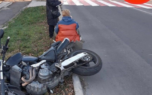 Женщина попала под колеса мотоцикла на пешеходном переходе в Мариуполе