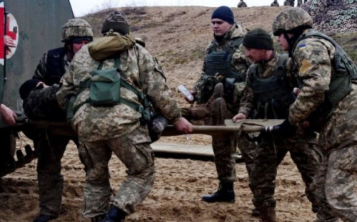 Двое украинских бойца ранены: Донбасс обстреляли из запрещенного оружия