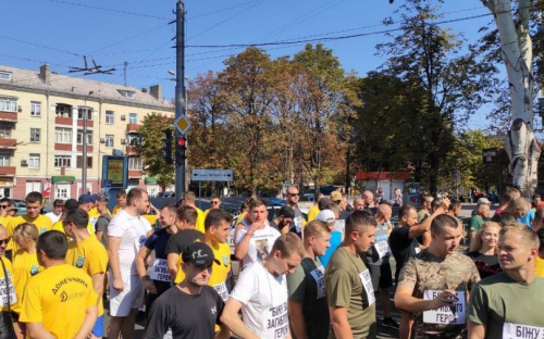 Помним всех: полтысячи мариупольцев приняли участие в пробеге в память о погибших воинах (ФОТО+ВИДЕО)