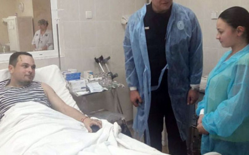 Подорвавшийся под Мариуполем полицейский проведет в днепровской больнице еще месяц (ФОТО)