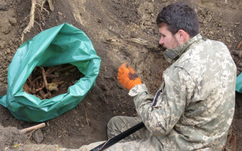 В Мариуполе сегодня перезахоронят останки советского воина, обнаруженные в Театральном сквере