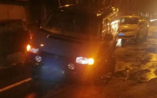 На Левобережье Мариуполя автомобиль провалился под асфальт