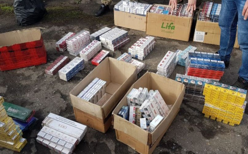 На Донетчине контрафактные сигареты в наглую продавали из багажника автомобиля