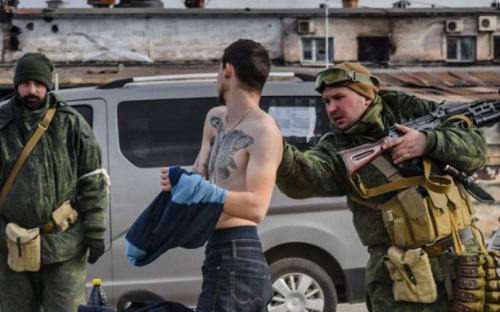 Полицейский из Мариуполя обыскивал людей на блокпостах вместе с оккупантами