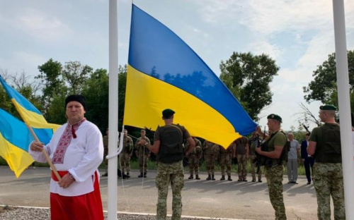 На самом высоком флагштоке у линии разграничения подняли украинский флаг на Донбассе