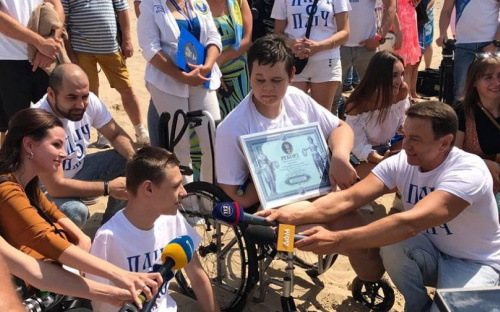 Мальчик, который под Мариуполем лишился ног и руки, установил рекорд Украины