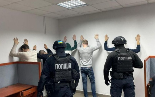 В Украине коллекторы шантажировали должников, создавая порнографический контент с их лицами