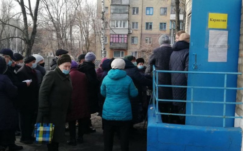 Ажиотаж после локдауна: мариупольцы выстроились в огромные очереди у «газовых» абонотделов