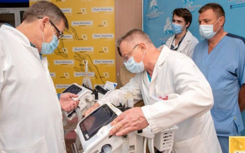 Фонд Рината Ахметова передал еще два аппарата ИВЛ медикам Мариуполя