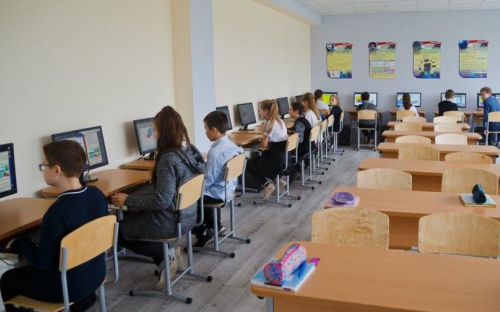 В мариупольской школе появился компьютерный класс стоимостью 700 тысяч гривен (ФОТО)