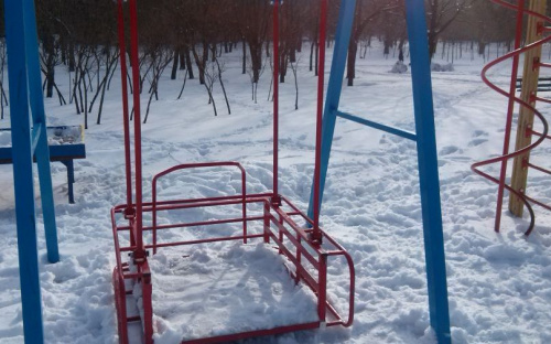 В мариупольском парке установили качели специального назначения