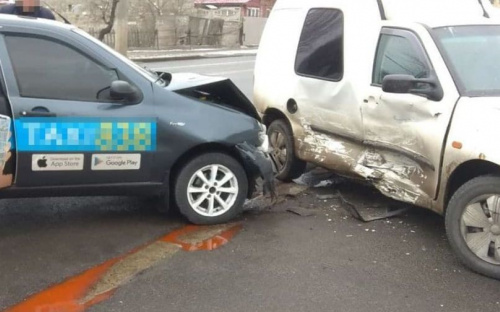 В Мариуполе в тройном ДТП пострадал пассажир такси