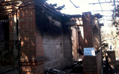 Сгоревший дом, огромные воронки повсюду: боевики обстреляли поселок под Мариуполем (ФОТО)