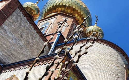 Мариупольцы празднуют Вербное воскресенье (ФОТО)