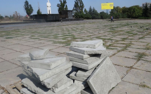 Площадь Свободы переживает повторное благоустройство перед реконструкцией в Мариуполе (ФОТОФАКТ)