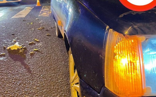 Автомобиль сбил женщину на пешеходном переходе в Мариуполе