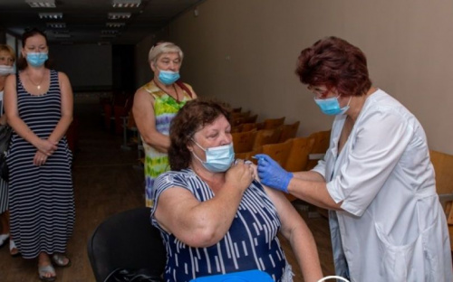 В Мариуполе вакцинируют учителей. Сколько педагогов нужно привить от COVID-19 для работы школ офлайн?