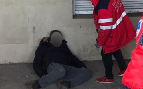 Возле поликлиники в Мариуполе обнаружили труп мужчины (ФОТО+ДОПОЛНЕНО)