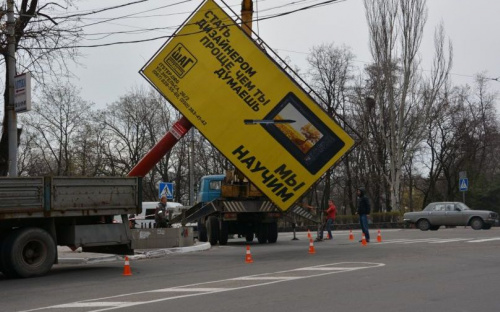 В Мариуполе проходит третья волна демонтажа незаконных рекламных конструкций