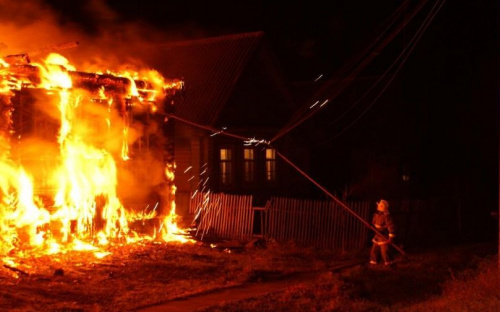 В поселке под Мариуполем ночью погиб мужчина. Одного пострадавшего удалось спасти