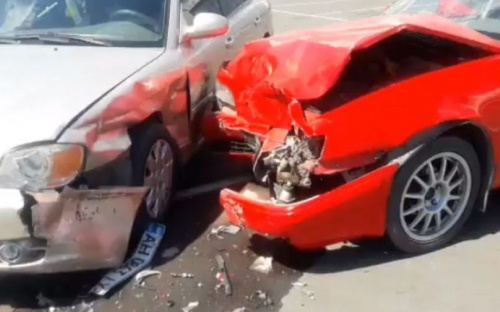 В Мариуполе Daewoo и KIA не поделили стоянку супермаркета (ФОТО)